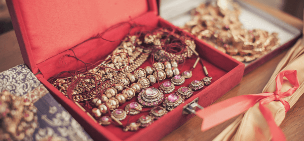 Illustration de bijoux à travers les âges pour 'L'Évolution des Bijoux à travers les Âges : Une Histoire Éblouissante