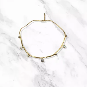 Collier Trigla en acier inoxydable doré avec pierres blanches - Élégance et style par Jouglam.