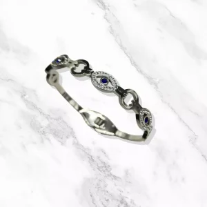 Image du bracelet Ila en argenté, mettant en valeur ses motifs œil sertis de pierres scintillantes.