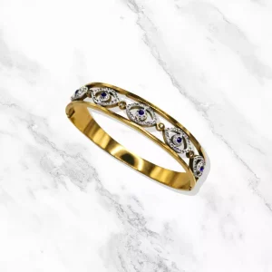 Image du bracelet Missa en doré, mettant en valeur ses motifs œil sertis de pierres.