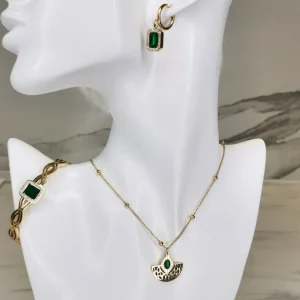 Parure dorée en acier inoxydable avec collier, boucles d'oreilles et bracelet 'Emeraude'.