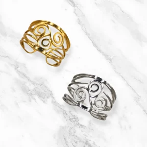 Bague Dana en acier inoxydable, disponible en doré et argenté avec motif triskell breton.