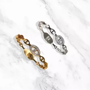 L'ensemble de bracelets "Diara" doré et argenté, une combinaison parfaite d'élégance marine.