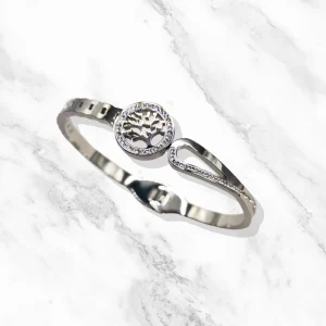 Bracelet Kila argenté orné d'un arbre de vie et de petits "diamants" scintillants.