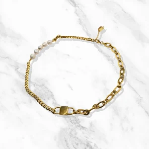 Collier Perla avec cinq perles nacrées blanches et une serrure dorée, symbole d'élégance intemporelle.