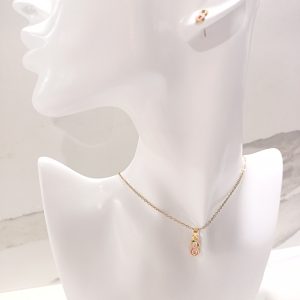 Collier doré avec chaîne et pendentif infini serti de mosaïques, partie de la parure "P'tit Infini".