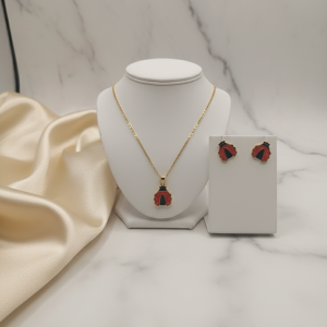 Parure 2 pièces "Coccinelle" Dorée - Parure dorée en acier inoxydable avec chaîne, pendentif coccinelle, et boucles d'oreilles assorties. Apprendre à décrire le but de l’image(ouvre un nouvel onglet). Laissez vide si l’image est purement décorative.Titre Parure "Coccinelle" Dorée - Éclat Naturel pour Petites Princesses - Jouglam Légende La parure "Coccinelle" dorée évoque la magie de la nature, un bijou étincelant pour les petites rêveuses. Description La parure "Coccinelle" dorée séduit avec sa chaîne délicate, son pendentif coccinelle, et ses boucles assorties. URL du fichier : https://www.jouglam.com/wp-content/uploads/2024/01/jouglam_parure_2_pieces_coccinelle_doree.webp