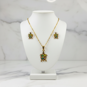 Parure 2 pièces "Tortue" - Parure en acier doré avec chaîne, pendentif tortue colorée, et boucles d'oreilles assorties.