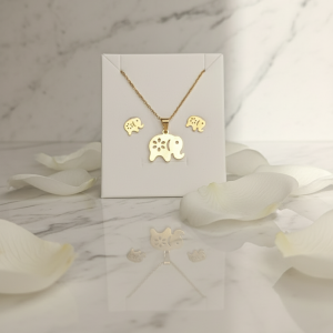 Parure 2 pièces "Eléphant" - Parure dorée en acier inoxydable pour enfants avec chaîne, pendentif éléphant, et boucles d'oreilles assorties.