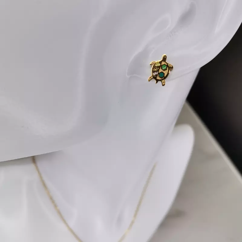 Boucles d'oreilles rondes dorées avec pendentifs tortue colorés, partie de la parure "Tortue".